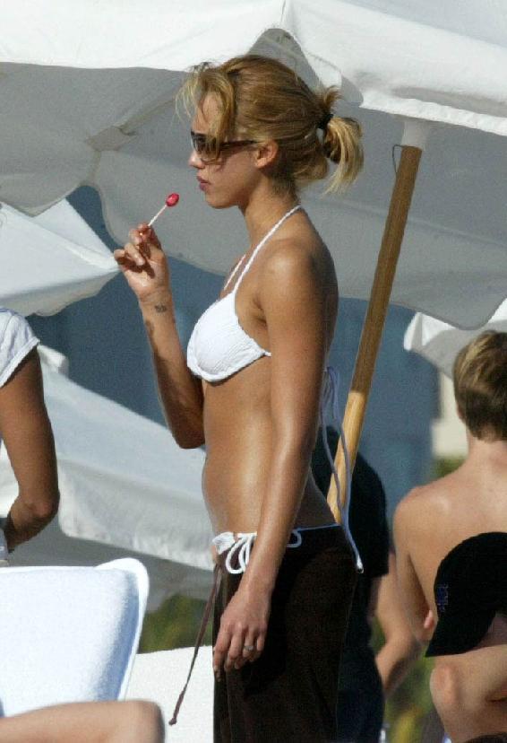 Jessica Alba sur la plage